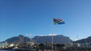 Etelä-Afrikan lippu pöytävuorta vasten. Kuva: Mira Luoma.