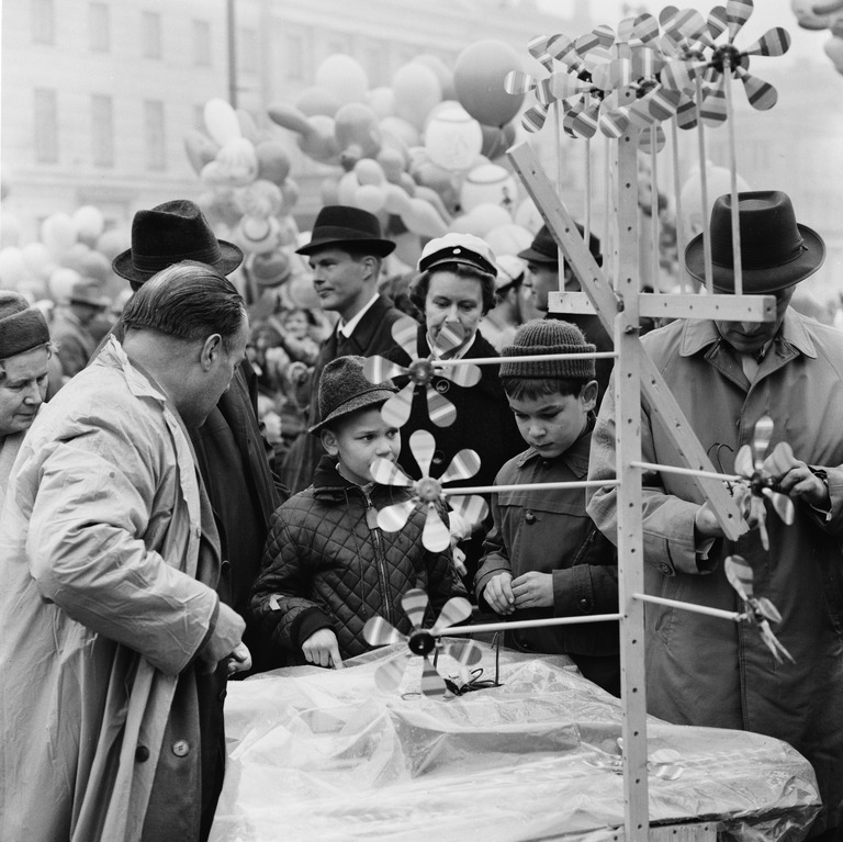 Vapputarvikkeiden myyntiä torilla 1963. Kuva Bonin von Volker, Kaupunginmuseo